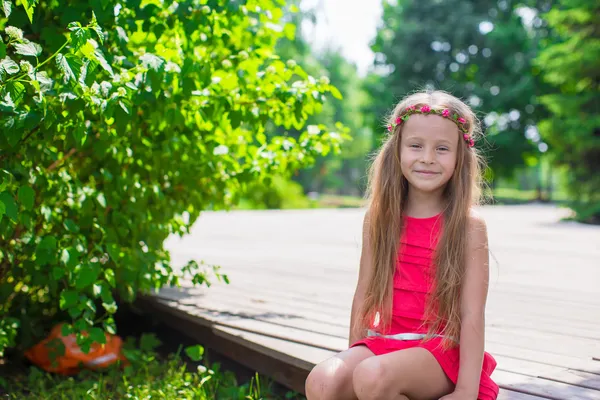 Happy adorable girl enjoy summer day — Stock Photo, Image