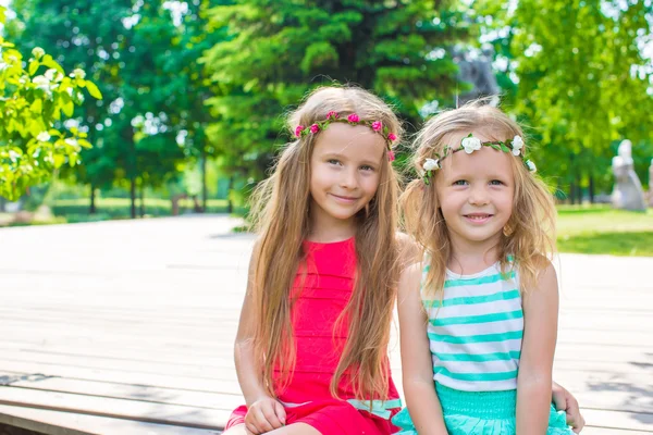 Retrato de niñas adorables en el cálido día de verano —  Fotos de Stock