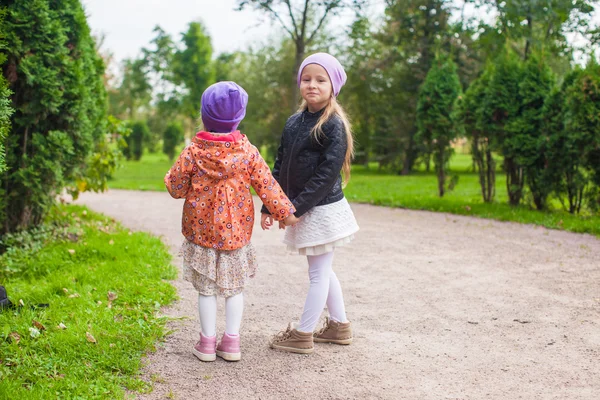 Adorabile bambina nel parco — Foto Stock