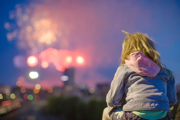 Vista posteriore della bambina contro un bellissimo fuochi d'artificio — Foto Stock