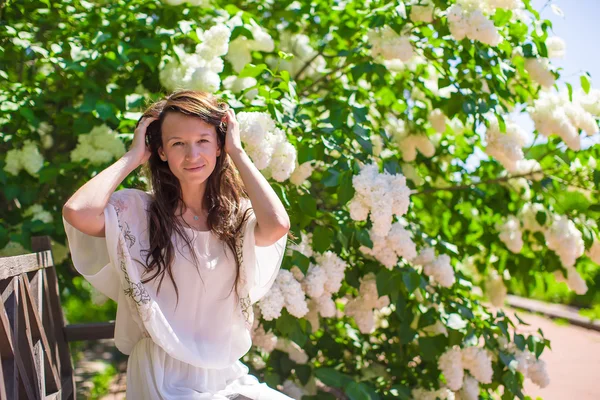 Joven hermosa mujer en el jardín de color lila blanco disfrutar del día de primavera —  Fotos de Stock
