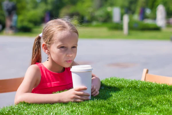 Pequena menina adorável no café ao ar livre no dia quente de verão — Fotografia de Stock