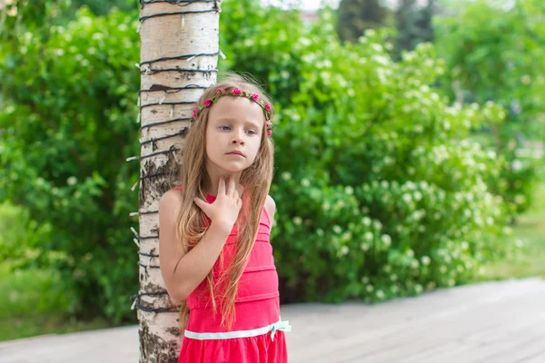 Portrét Rozkošná holčička poblíž stromu — Stock fotografie