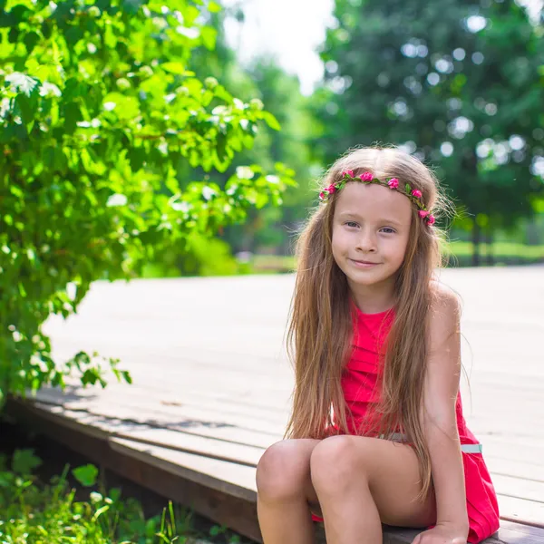 Porträtt av bedårande liten flicka på en varm sommardag — Stockfoto