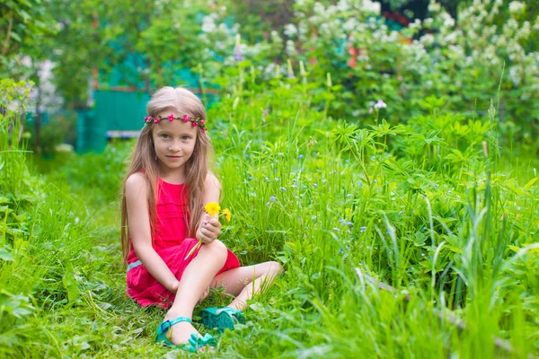 小可爱的女孩在花园里享受阳光明媚的周末 — 图库照片