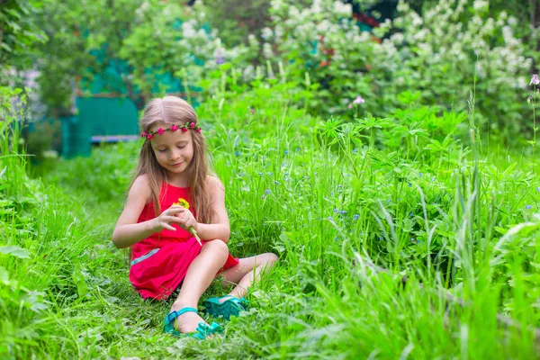 Kleines entzückendes Mädchen genießt sonniges Wochenende im Garten — Stockfoto