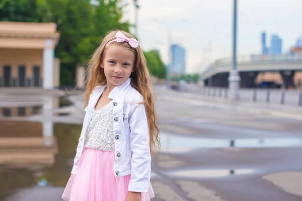 Utendørs portrett av en søt liten pike i prinsessekjole – stockfoto