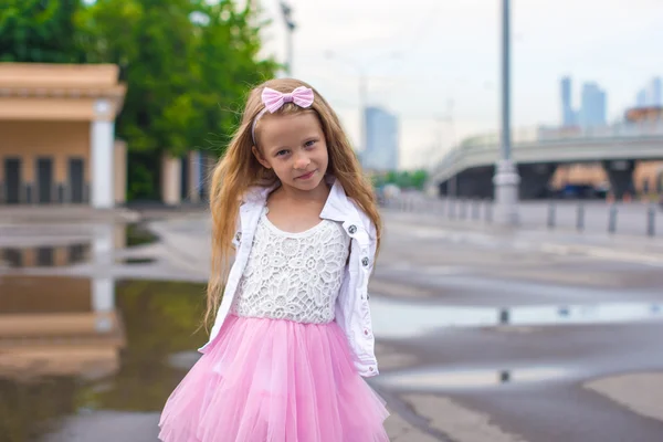 Fashion beautiful little girl outdoors — Stock Photo, Image