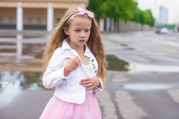 Retrato al aire libre de linda niña en vestido de princesa —  Fotos de Stock