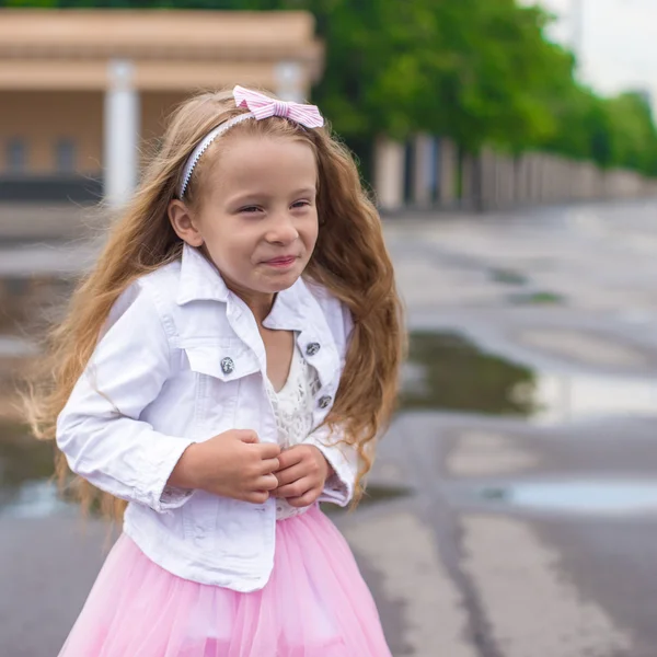 Außenporträt eines lustigen kleinen Mädchens im Prinzessinnenkleid — Stockfoto