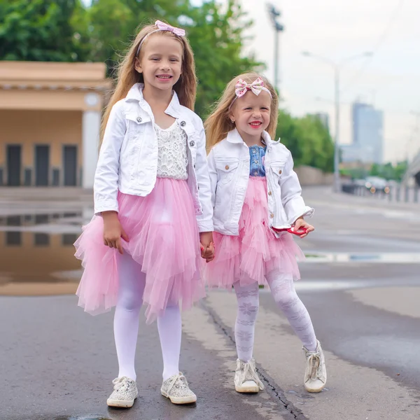 Retrato ao ar livre de adoráveis meninas em vestido de princesa — Fotografia de Stock