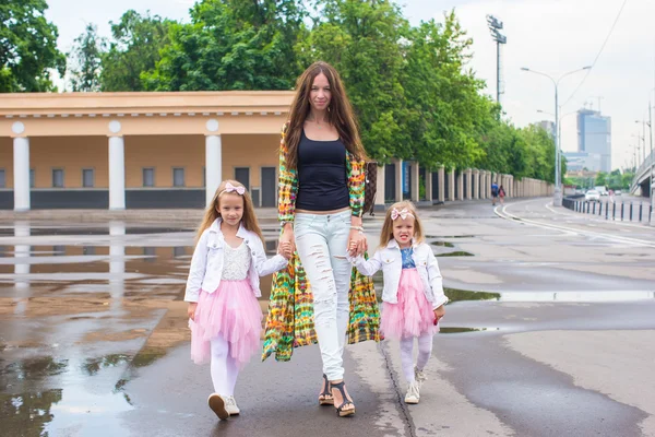 Mãe feliz e adoráveis meninas — Fotografia de Stock