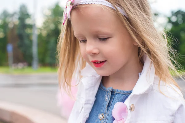 Retrato al aire libre de linda niña en vestido de princesa —  Fotos de Stock