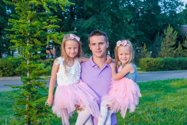 Jovem pai e suas adoráveis filhas se divertindo ao ar livre — Fotografia de Stock