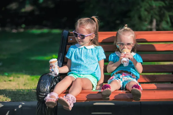 Dos hermanas adorables comiendo helado al aire libre —  Fotos de Stock