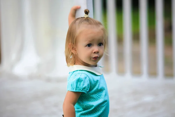 Porträtt av bedårande liten flicka på en varm sommardag — Stockfoto