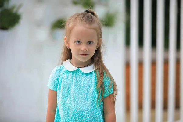 Retrato de adorable niña en un cálido día de verano — Foto de Stock