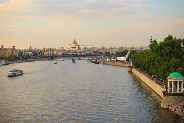 Prachtige landschap van de Moskou-rivier en de kathedraal van Christus Verlosser — Stockfoto