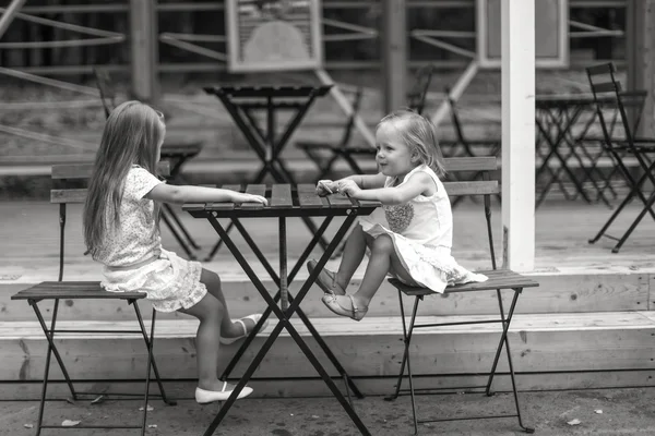 Niñas felices se divierten en la cafetería al aire libre —  Fotos de Stock