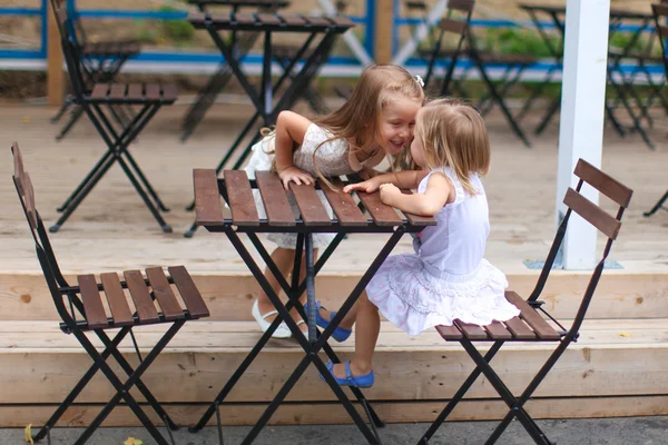 Niñas felices se divierten en la cafetería al aire libre — Foto de Stock