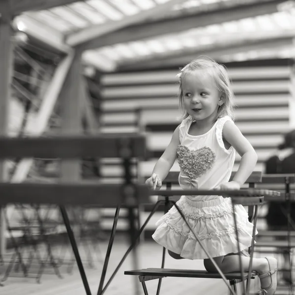 Little adorable girl at outdoor cafe on summer day — Stock Photo, Image