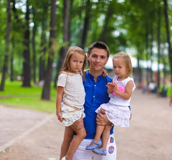 Le jeune père et ses adorables filles s'amusent à l'extérieur — Photo