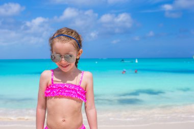 tropikal plaj tatil sırasında sevimli küçük kız