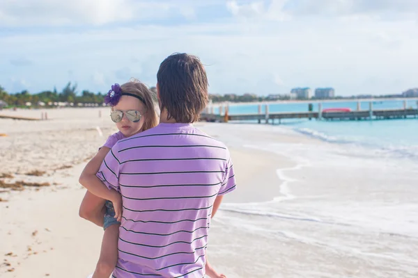 Šťastný otec a jeho roztomilá malá dcera na pláži — Stock fotografie