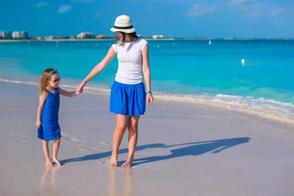 Moeder en haar dochtertje op tropisch strand — Stockfoto