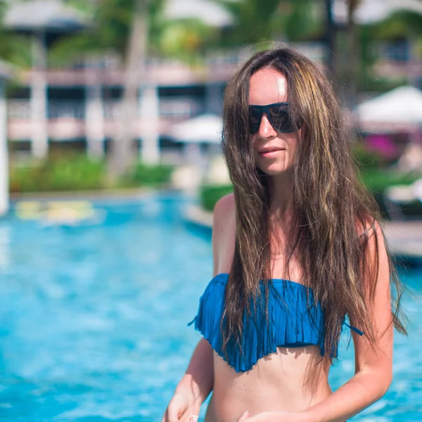 Porträt einer jungen schönen Frau im Pool — Stockfoto