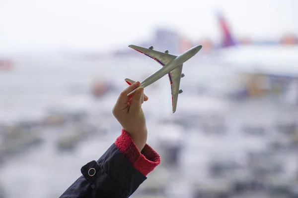 Silhueta de um pequeno modelo de avião no fundo do aeroporto — Fotografia de Stock