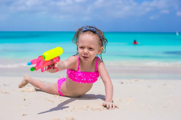 Bonne petite fille jouant à la plage pendant les vacances des Caraïbes — Photo