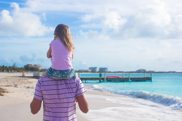 Šťastný otec a jeho roztomilá malá dcera na pláži — Stock fotografie