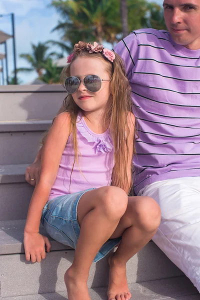 Feliz padre y su linda hija en la playa — Foto de Stock