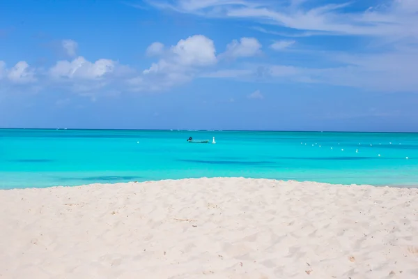 Spiaggia bianca perfetta con acqua turchese sull'isola ideale — Foto Stock