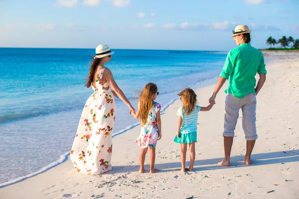 Family vacation in the evening — Stock Photo, Image