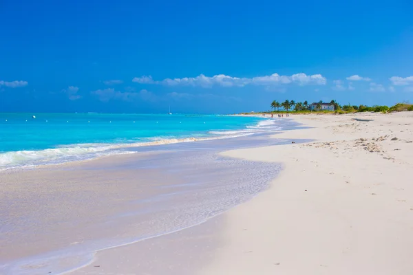 Spiaggia bianca perfetta con acqua turchese all'isola dei caraibi — Foto Stock