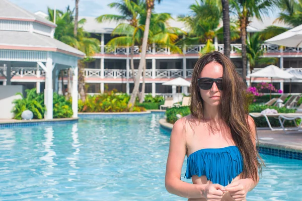 Retrato de jovem mulher bonita na piscina — Fotografia de Stock