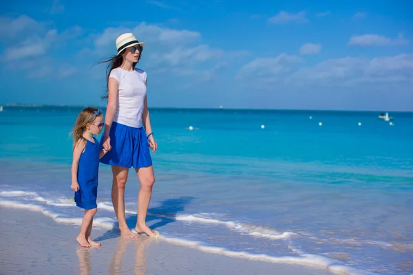Мать и ее маленькая дочь прогуливаются по тропическому пляжу — стоковое фото