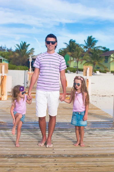 Famille de trois personnes sur une jetée en bois au bord de l'océan — Photo