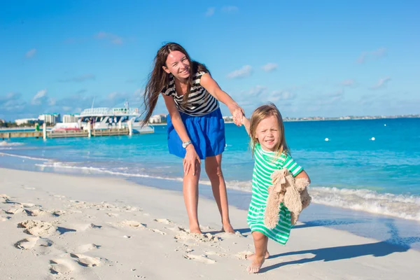 Mère et sa petite fille s'amusent à la plage exotique par une journée ensoleillée — Photo