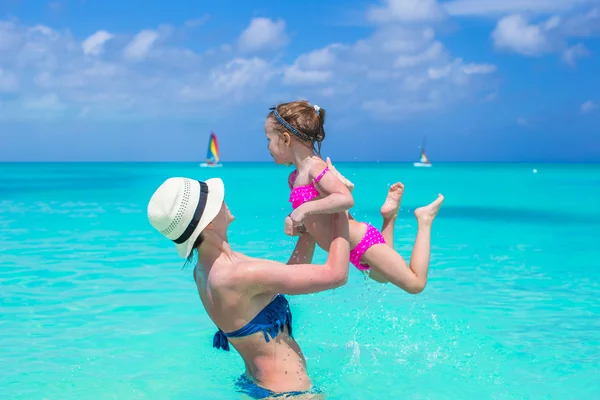 Mãe com sua filha bonita desfrutar de férias de verão — Fotografia de Stock