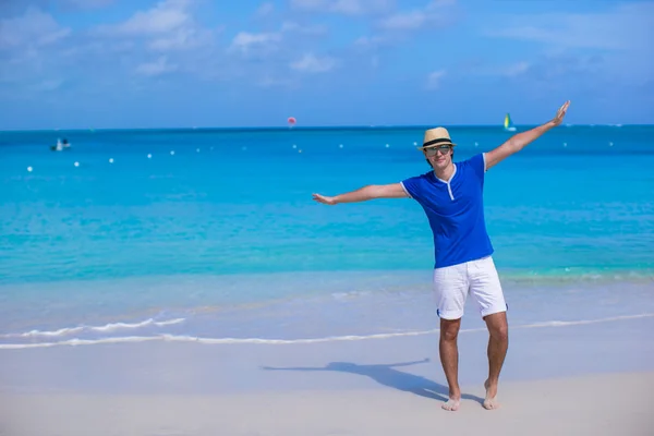 Młody człowiek cieszyć Karaiby wakacje na tropikalnej plaży — Zdjęcie stockowe