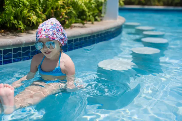 Piccola ragazza carina felice rilassarsi in piscina — Foto Stock