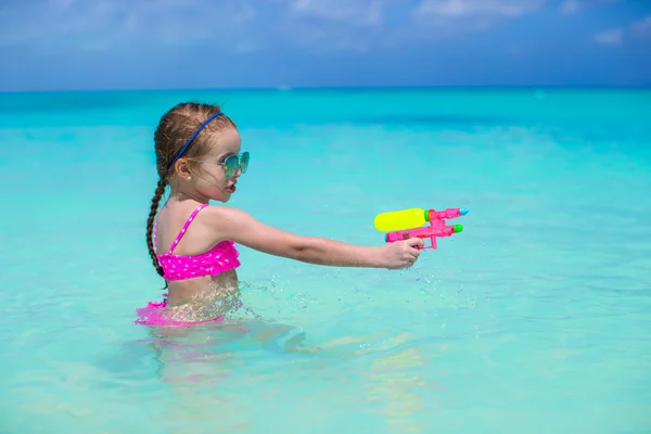 Gadis kecil yang bahagia bermain di pantai selama liburan Karibia — Stok Foto