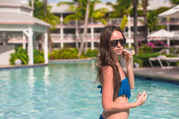 Jovem bela mulher relaxante na piscina — Fotografia de Stock