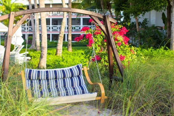 Summer swing in a beautiful luxury tropical hotel — Stock Photo, Image