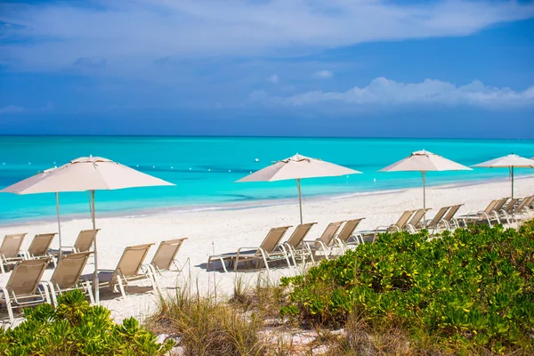 Beach chairs on exotic tropical white sandy beach — Stock Photo, Image