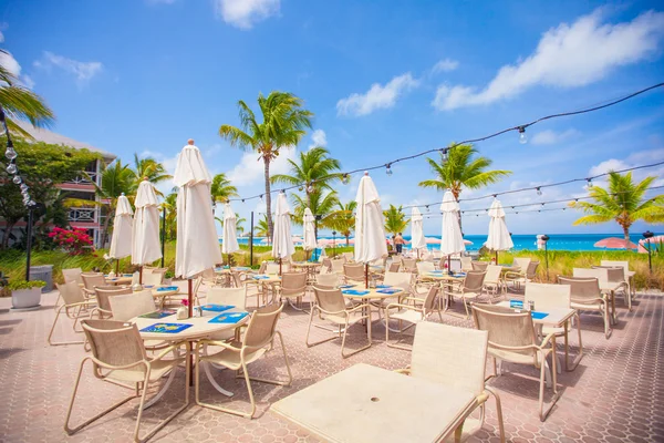 Openlucht café op tropisch strand — Stockfoto