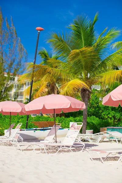 Beyaz kum üzerinde bir şemsiye altında Beach Lounge — Stok fotoğraf